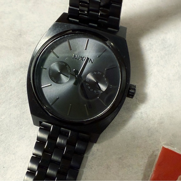NIXON THE TIME TELLER DELUXE ALL BLACK MINIMALIST WRIST WATCH tells day & date - Picture 2 of 8